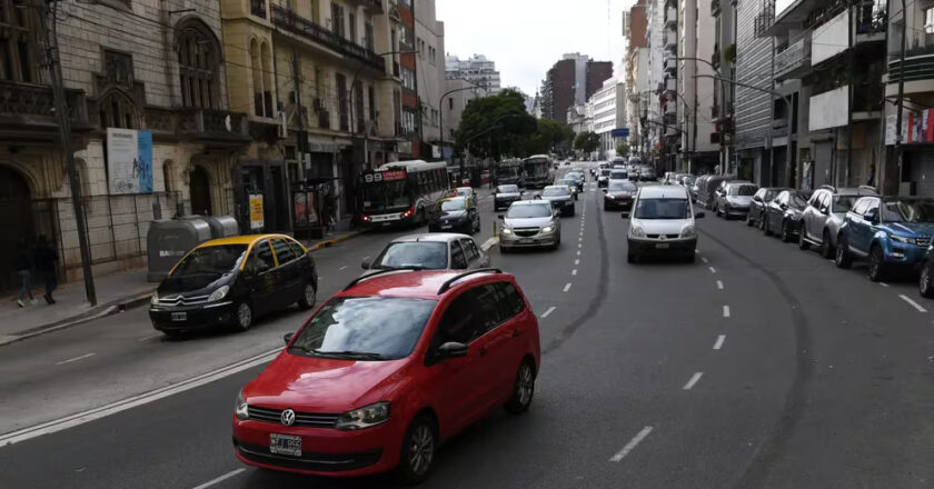 Lanzan una app en CABA para estacionar el auto frente a garajes particulares
