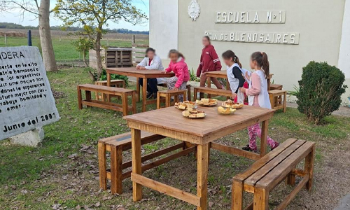 Desde una cárcel de Magdalena elaboraron mesas, bancos y un arenero para una escuela rural de Punta Indio