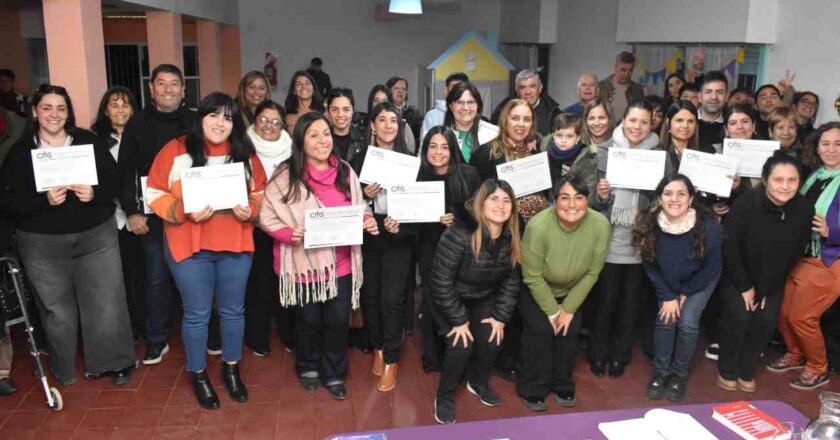 Nuevos trabajadores sociales juraron en Brandsen su compromiso profesional