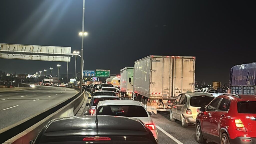 Caos en la Autopista Buenos Aires–La Plata por piquete sorpresivo en ambas manos