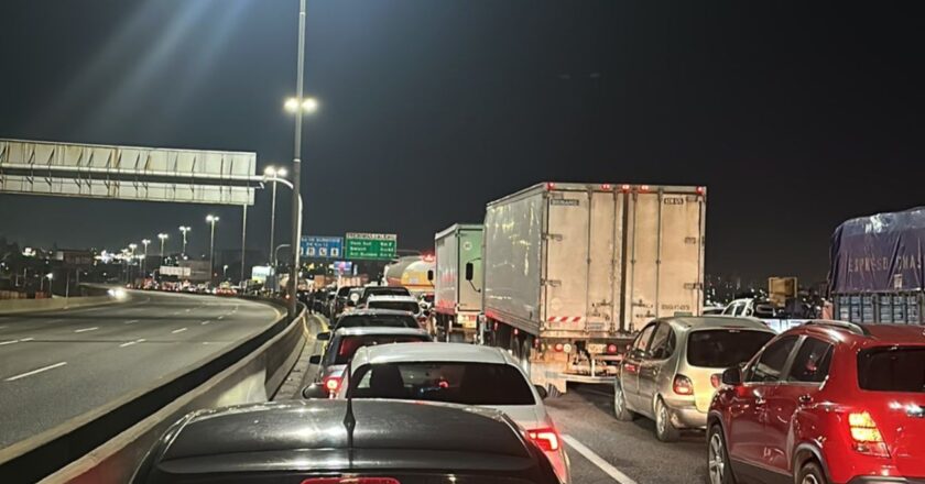 Caos en la Autopista Buenos Aires–La Plata por piquete sorpresivo en ambas manos