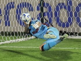 Nahuel Losada celebrando el título con Lanús tras su actuación decisiva en el Defensores del Chaco