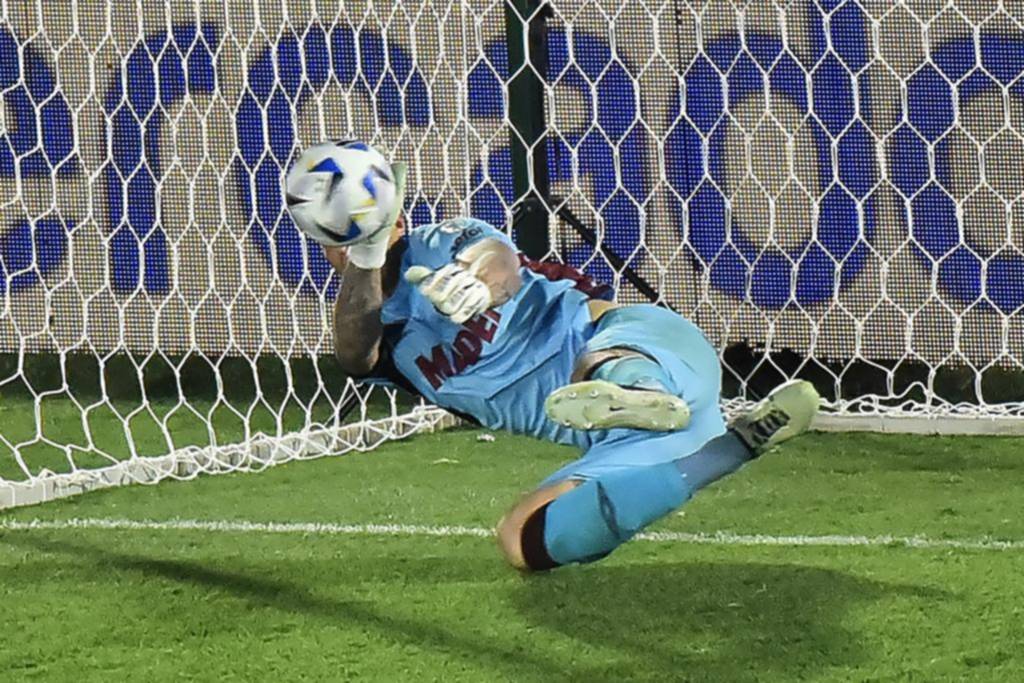 Nahuel Losada celebrando el título con Lanús tras su actuación decisiva en el Defensores del Chaco