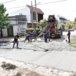 Cuadrillas realizando trabajos de bacheo y hormigonado en calles de Berisso