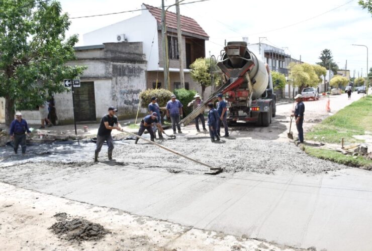Cuadrillas realizando trabajos de bacheo y hormigonado en calles de Berisso