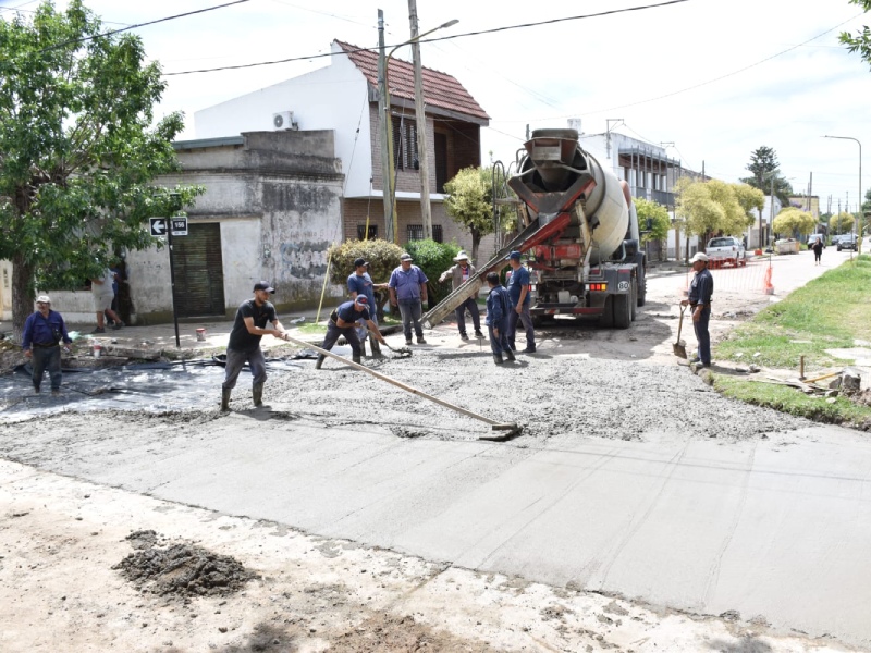 Cuadrillas realizando trabajos de bacheo y hormigonado en calles de Berisso