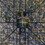 “Vista aérea del casco urbano de La Plata con zonas de alta densidad y sectores en expansión”