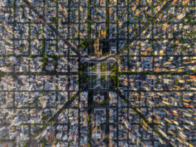 “Vista aérea del casco urbano de La Plata con zonas de alta densidad y sectores en expansión”