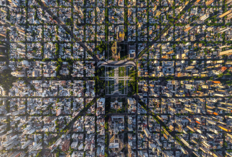 “Vista aérea del casco urbano de La Plata con zonas de alta densidad y sectores en expansión”
