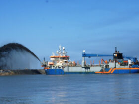 Buques de gran calado navegando el Canal Punta Indio en el Río de la Plata, eje clave del sistema portuario argentino