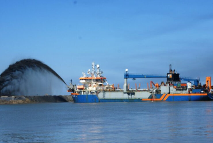 Buques de gran calado navegando el Canal Punta Indio en el Río de la Plata, eje clave del sistema portuario argentino