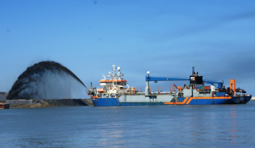 Buques de gran calado navegando el Canal Punta Indio en el Río de la Plata, eje clave del sistema portuario argentino