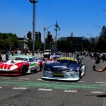 Autos del Turismo Carretera girando frente a la Plaza Moreno en La Plata durante la previa del Gran Premio Coronación 2025.