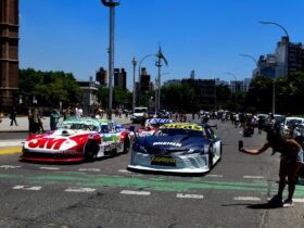 Autos del Turismo Carretera girando frente a la Plaza Moreno en La Plata durante la previa del Gran Premio Coronación 2025.