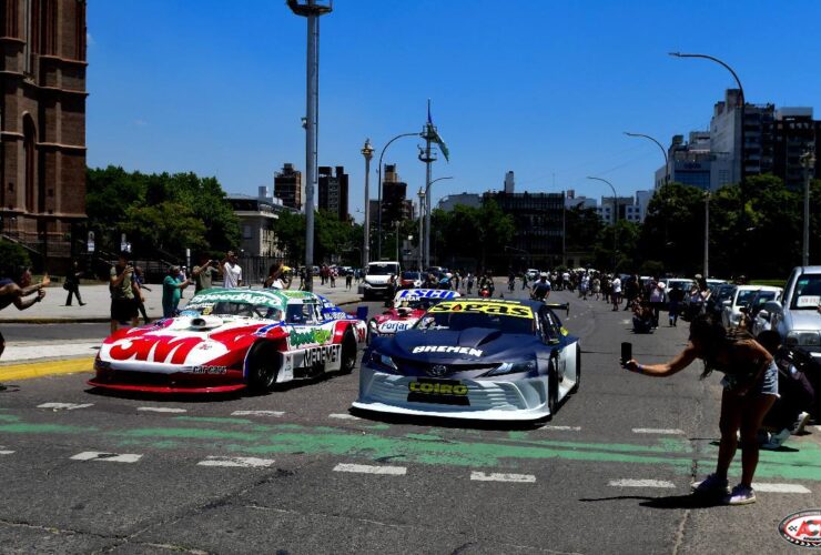 Autos del Turismo Carretera girando frente a la Plaza Moreno en La Plata durante la previa del Gran Premio Coronación 2025.