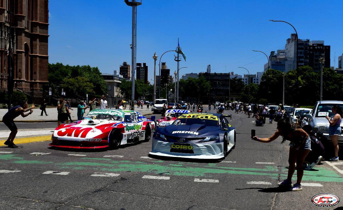 Autos del Turismo Carretera girando frente a la Plaza Moreno en La Plata durante la previa del Gran Premio Coronación 2025.