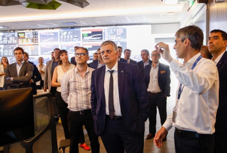 Sala Real Time Operations Room de YPF en la Refinería La Plata con monitoreo integral de operaciones en tiempo real