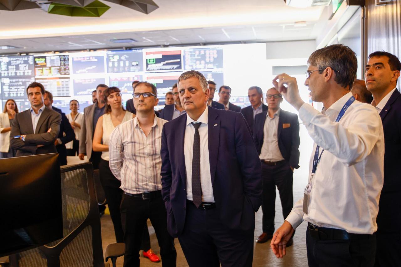 Sala Real Time Operations Room de YPF en la Refinería La Plata con monitoreo integral de operaciones en tiempo real