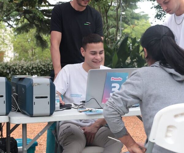 Operativo municipal de inscripción al Pase Libre Multimodal en Plaza BrandsenOperativo municipal de inscripción al Pase Libre Multimodal en Plaza Brandsen