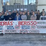 Trabajadores de Acerías Berisso en guardia frente a la planta cerrada, denunciando vaciamiento empresarial y exigiendo reincorporación y pago de salarios.