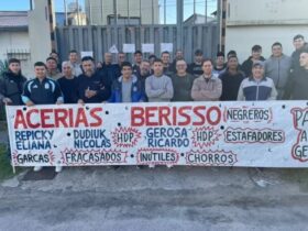 Trabajadores de Acerías Berisso en guardia frente a la planta cerrada, denunciando vaciamiento empresarial y exigiendo reincorporación y pago de salarios.