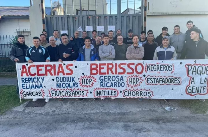 Trabajadores de Acerías Berisso en guardia frente a la planta cerrada, denunciando vaciamiento empresarial y exigiendo reincorporación y pago de salarios.
