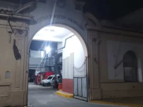 Comisión Directiva de los Bomberos Voluntarios de Ensenada difundiendo el comunicado oficial sobre la finalización del contrato con YPF y el balance de gestión institucional.