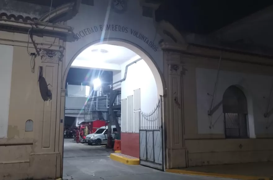 Comisión Directiva de los Bomberos Voluntarios de Ensenada difundiendo el comunicado oficial sobre la finalización del contrato con YPF y el balance de gestión institucional.