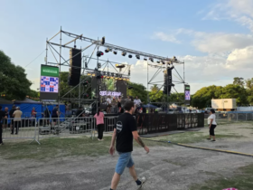 “Fiesta de la Cerveza en Berisso con gran concurrencia, stands cerveceros, escenario en vivo y ambiente familiar al atardecer.”