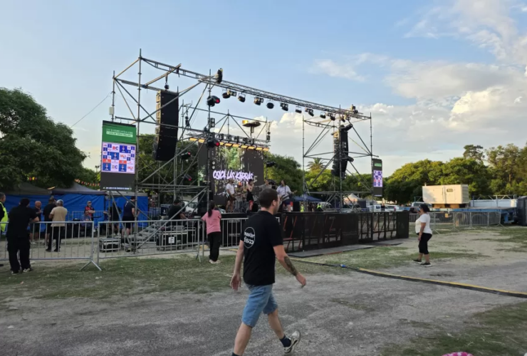 “Fiesta de la Cerveza en Berisso con gran concurrencia, stands cerveceros, escenario en vivo y ambiente familiar al atardecer.”
