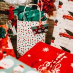 Noche de Compras en Berisso con comercios abiertos, familias recorriendo la Avenida Montevideo y actividades festivas