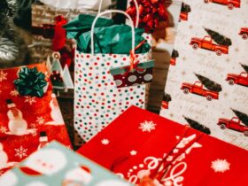 Noche de Compras en Berisso con comercios abiertos, familias recorriendo la Avenida Montevideo y actividades festivas