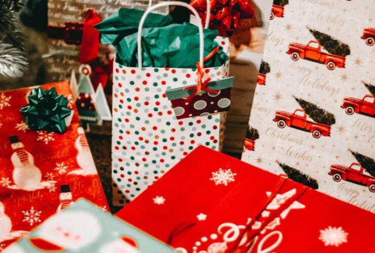 Noche de Compras en Berisso con comercios abiertos, familias recorriendo la Avenida Montevideo y actividades festivas