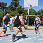 Vecinos de Berisso reclaman por el deterioro del nuevo playón deportivo del Parque Cívico tras la rotura y robo de aros de básquet