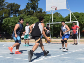 Vecinos de Berisso reclaman por el deterioro del nuevo playón deportivo del Parque Cívico tras la rotura y robo de aros de básquet