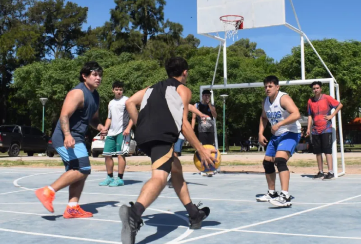 Vecinos de Berisso reclaman por el deterioro del nuevo playón deportivo del Parque Cívico tras la rotura y robo de aros de básquet