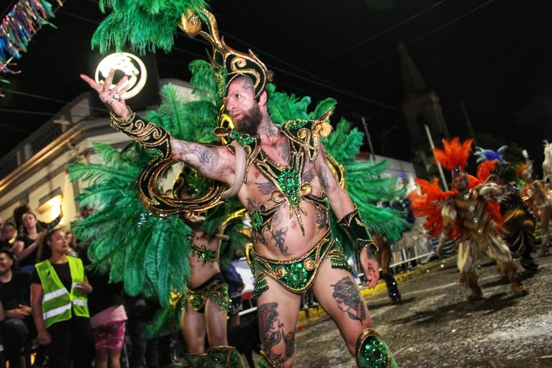 Carnaval Brandsen 2026 con desfile de comparsas en avenida Mitre