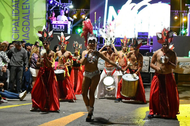 Carnaval en Magdalena con comparsas, música y familias disfrutando de una fiesta popular con entrada libre durante febrero de 2026