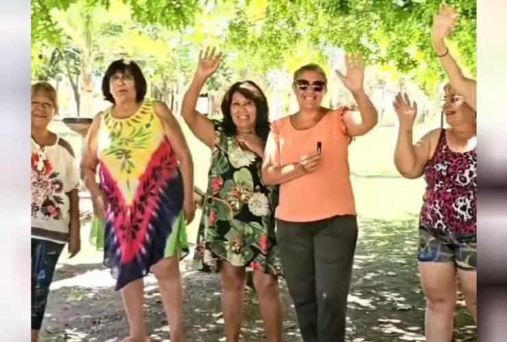 Adultos mayores participan de actividades recreativas en la colonia de la Tercera Edad en Berisso