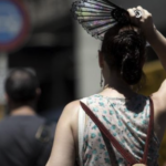 Jornada de calor extremo en la ciudad de La Plata con altas temperaturas y cielo parcialmente nublado