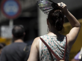 Jornada de calor extremo en la ciudad de La Plata con altas temperaturas y cielo parcialmente nublado
