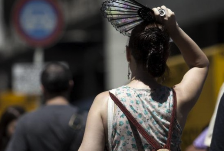 Jornada de calor extremo en la ciudad de La Plata con altas temperaturas y cielo parcialmente nublado