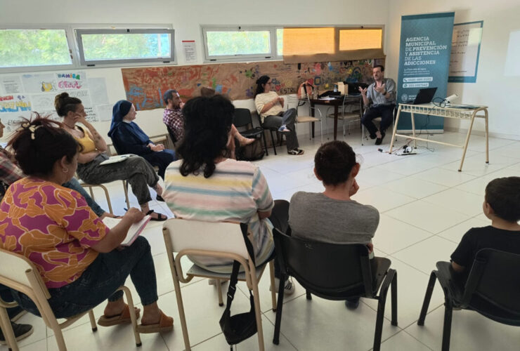Reunión de la Agencia Municipal de Prevención y Asistencia de las Adicciones durante la presentación del Compromiso Comunitario en La Plata
