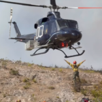 Helicóptero operado por pilotos de La Plata realizando tareas de combate aéreo contra los incendios forestales en la cordillera de Chubut.