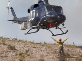 Helicóptero operado por pilotos de La Plata realizando tareas de combate aéreo contra los incendios forestales en la cordillera de Chubut.