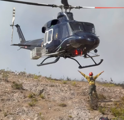 Helicóptero operado por pilotos de La Plata realizando tareas de combate aéreo contra los incendios forestales en la cordillera de Chubut.