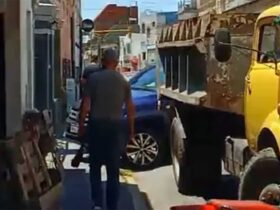 Camión identificado con el Ministerio de Desarrollo Humano durante un presunto reparto de alimentos investigado por la Justicia en la ciudad de Paraná.