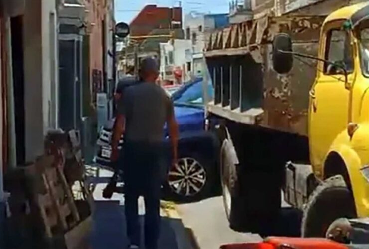 Camión identificado con el Ministerio de Desarrollo Humano durante un presunto reparto de alimentos investigado por la Justicia en la ciudad de Paraná.