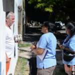 Operativo de prevención del dengue en La Plata con visitas domiciliarias, postas sanitarias y entrega de repelentes en barrios de la ciudad