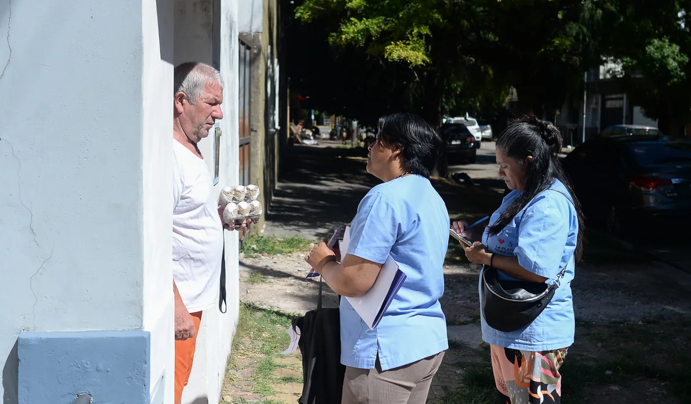 Operativo de prevención del dengue en La Plata con visitas domiciliarias, postas sanitarias y entrega de repelentes en barrios de la ciudad